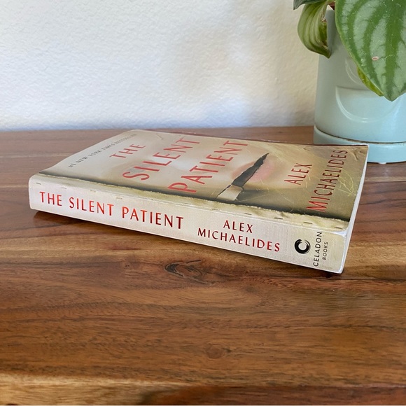 The Silent Patient by Alex Michaelides, Paperback - Picture 4 of 7